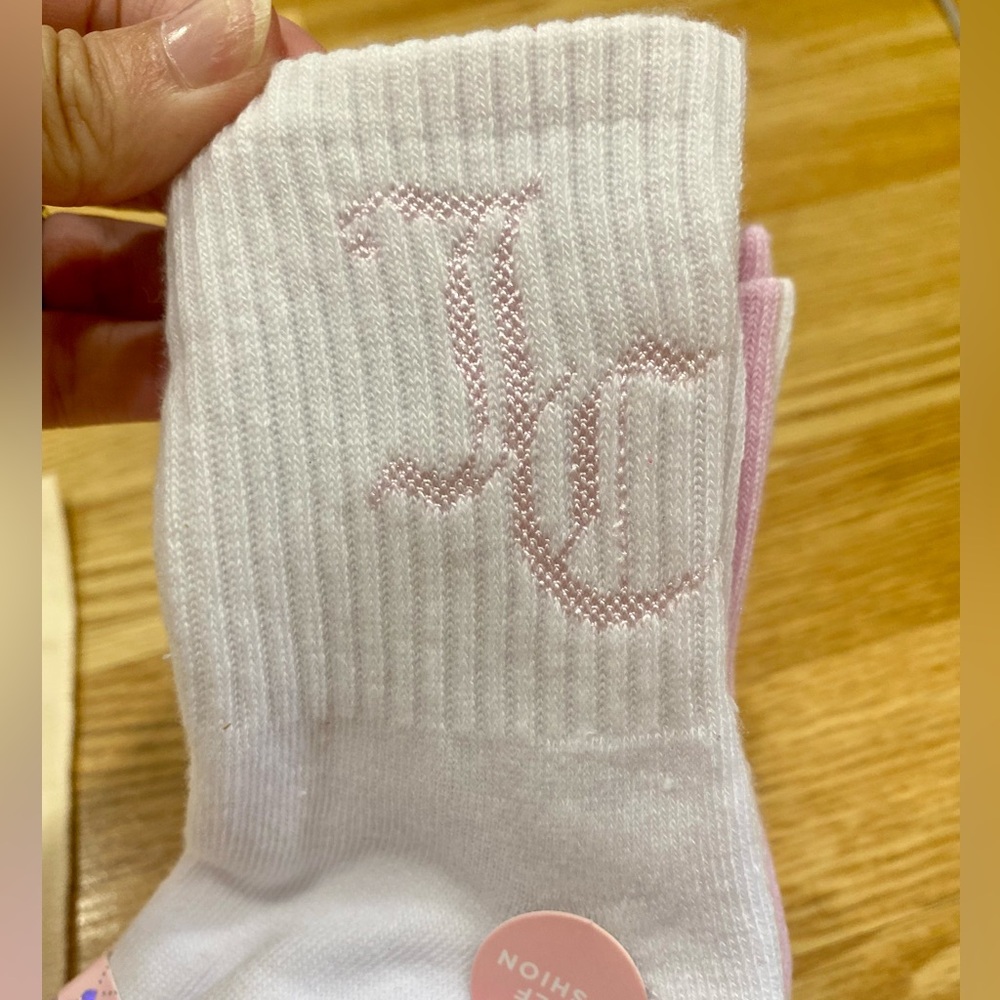 ✨JC Old English embroidered crew cut socks NWT, 4-10
JUICY COUTURE 👑